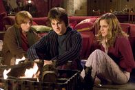 Harry Potter und der Feuerkelch – Für Zauberlehrling Harry Potter (Daniel Radcliffe, M.) beginnt das vierte Jahr auf Hogwarts. Große Aufgaben stehen bevor, nicht nur bei der Quidditch-Weltmeisterschaft, sondern auch beim trimagischen Turnier ...