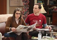 The Big Bang Theory – Amy (Mayim Bialik, l.) gibt Sheldon (Jim Parsons, r.) den Tipp, sich neu auszurichten, als er einfach kein interessantes wissenschaftliches Thema zu finden scheint. Kann das gutgehen?
