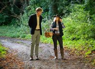 Beyond Paradise – Humphrey (Kris Marshall) spricht mit Lady Louise Fitzallan (Pooky Quesnel) über das verschwundene Gemälde.