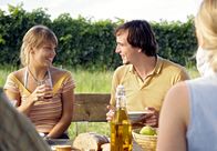 Der Winzerkönig – Paul (Achim Schelhas) und Anna (Britta Hammelstein) kommen sich bei der Arbeit im Weingarten näher.