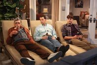 Two and a Half Men – Sid Olsen (Jon Cryer, l.), Alan Harper (Jon Cryer, M.) und Walden (Ashton Kutcher, r.) führen wichtige Männergespräche ...