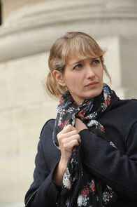Lebowitz vs Lebowitz – Erst nach dem Tod ihres Mannes kommt heraus, dass die junge Anwältin Irène Lebowitz (Caroline Anglade) mit dem Chef der Kanzlei verheiratet war. Das führt natürlich zu Spannungen mit dessen Ex-Frau ...
