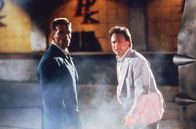 Red Heat – Die beiden Cops Ivan Danko (Arnold Schwarzenegger, l.) und Art Ridzik (James Belushi) kämpfen sich durch die Unterwelt Chicagos. Ihr Ziel: Einen Drogenbaron am Auslandsgeschäft hindern.
