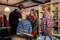 Thema – Christoph Feurstein begleitet die Familie von Natascha Kampusch, zu der er seit dem ersten Interview nach ihrer Selbstbefreiung vor 20 Jahren ein enges Vertrauensverhältnis aufgebaut hat. Gemeinsam mit Nataschas Schwester Claudia Nestelberger (m.) und deren Tochter Alina besucht er das Haus in Strasshof, in dem Natascha jahrelang von Wolfgang Priklopil gefangen gehalten wurde. Beim Ausräumen stoßen sie auf jenes Kleid, das Natascha am Tag ihrer Entführung getragen hatte.