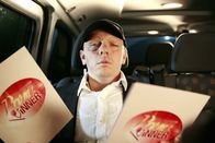 Switch Reloaded – (1. Staffel) - Wer gewinnt "Das perfekte Promi-Dinner"? Gleich haut Axel Schulz (Bernhard Hoëcker) seine Bewertung raus.