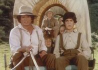 Unsere kleine Farm – Ohne Probleme fahren Charles (Michael Landon, l.), Albert (Patrick Laborteaux, r.), James (Jason Bateman, hinten) und Cassandra (Missy Francis) den steilen Abhang hinab. Doch das Ehepaar Cooper (George McDaniel, M. E. Lovee) kann den Wagen nicht mehr abbremsen und verunglückt tödlich.