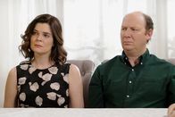 Life in Pieces – Life in Pieces Staffel 3 Folge 21 Eltern in die Enge getrieben: Betsy Brandt als Heather, Dan Bakkedahl als Tim