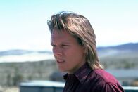 Tremors - Im Land der Raketenwürmer – Ungewöhnliche Erdbeben erschrecken eine Kleinstadt Nevadas. Val (Kevin Bacon) und sein Freund Earl entdecken den Grund dafür: schlangenartige Monster unter der Erde, die alles fressen, was sich ihnen in den Weg stellt.