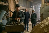 Der Alte – Hauptkommissar Richard Voss (Jan-Gregor Kremp, M.) und seine Kollegin Annabell Lorenz (Stephanie Stumph, r.) statten Ben (Paul Triller, l.) auf dessen Hof einen Besuch ab. Die Tote hatte bis vor kurzem eine Beziehung mit dem Aktivisten Ben.
