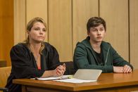 Danni Lowinski – Christian Gensterblum (Jonathan Witte-Fink, r.) hat ein Problem: Er hat mit seinen Freunden aus der Hackerszene eine Investment Bank, die in dubiose Geschäfte verwickelt ist, lahmgelegt. Kann Danni (Annette Frier, l.) ihm wirklich helfen?