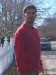 Ein perfekter Mord – The mysterious man in the red shirt stalks past Randy's house.