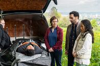 Tatort – Nader Mansour (Hassan Akkouch) und Maki Benzinger (Akiko Hitomi) sind im Schock, als Franziska Tobler (Eva Löbau, m.) sie zur Leiche ihres Mannes und Sohnes führt.
