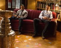 Elementary – Als Holmes (Jonny Lee Miller, r.) Detective Bell (Jon Michael Hill, l.) seine Meinung über dessen neue Freundin sagt, ist zwischen den beiden Männern nichts mehr wie es einmal war ...