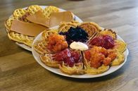 Zu Tisch ... – Waffeln mit Marmelade, Sauerrahm und norwegischem Braunkäse (Brunost)