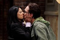 The Big Bang Theory – Können nicht voneinander lassen: Leonard (Johnny Galecki, r.) und Priya (Aarti Mann, l.) ...