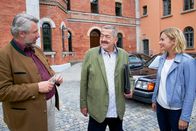 Die Rosenheim-Cops – Die Kommissare Stadler (Dieter Fischer, l.) und Winter (Vanessa Eckart, r.) begegnen Kommissar Hofer (Joseph Hannesschläger, M.), der zu einer Dienstreise nach Husum aufbricht.