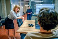 SOKO Linz – Nele Oldendorf (Anna Hausburg, l.) und Joe (Katharina Stemberger, M.) stellen Oliver Cap (Daniel Langbein) zur Rede. Wo war er in der Nacht des Stromausfalls?