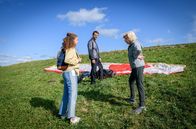 Sturm der Liebe – Ana (Soluna-Delta Kokol, l.) ist erleichtert, als Wilma (Birgit Koch, r.) das Paragliding wegen ihrer Gesundheit verwehrt wird.