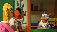 Sesamstraße – Ernie und Bert besuchen als Pechmarie und Goldmarie Frau Holle.