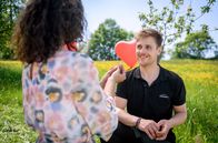 Sturm der Liebe – Vanessa (Jeannine Gaspár, l.) überrumpelt Max (Stefan Hartmann, r.) mit einem Heiratsantrag.