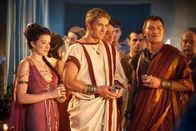 Spartacus – Seppia (Hanna Mangan Lawrence, l.) hat ein Auge auf den römischen Praetor Varinius (Brett Tucker, M.) geworfen, und will nun Ilithyias Fest nutzen, um ihn auf sich aufmerksam zu machen. Während der Römer Cossutius (Jason Hood, r.) nur viel Spaß haben will ...