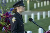Castle – Der Kampf gegen den Auftragskiller Hal Lockwood hat ein Opfer aus den eigenen Reihen gefordert. Kate Beckett (Stana Katic) hält eine Rede zu Ehren ihres Kollegen ...