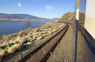 Mit dem Zug ... – Ausblick aus dem Zug "Rocky Mountaineer" auf den Kamloops Lake, westlich der Rocky Mountains.