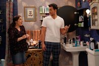 Call Me Kat – Kat (Mayim Bialik, l.); Max (Cheyenne Jackson, r.)