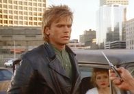 MacGyver – MacGyver (Richard Dean Anderson, l.) und Crystal (Holly Fields, M.) werden von Snakeskin mit einem Messer bedroht.