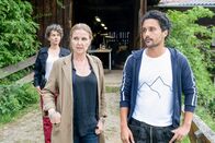 Die Chefin – Vera Lanz (Katharina Böhm, m.) und Rita Niemayer (Dorothee Hartinger, l.) lassen Darian Sananis (Omar El-Saeidi) Hof räumen. Der Whistleblower hat gefährliche Informationen und seine Familie schwebt in akuter Gefahr.