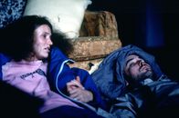 Being John Malkovich – Bald schon haben Lotte (Cameron Diaz, l.), Craig (John Cusack, r.) und Maxine die zündende Idee: Sie vermarkten den Trip in John Malkovichs Gedanken ...