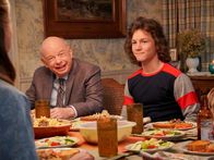 Young Sheldon – (v.li.) Wallace Shawn (Dr. Sturgis), Montana Jordan (George Cooper Jr.).