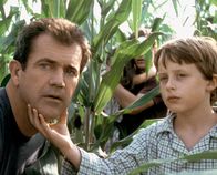 Signs - Zeichen – Das Leben von Morgan (Rory Culkin, r.), Graham (Mel Gibson, l.), Bo und Merrill wird endgültig auf den Kopf gestellt, als sie ein komplexes Muster aus Kreisen und Linien, einen Kornkreis, in einem ihrer Maisfelder entdecken. Haben sich die Nachbarskinder einen Scherz erlaubt oder handelt es sich um außerirdische Zeichen?; Das Leben von Morgan (Rory Culkin, r.), Graham (Mel Gibson, l.), Bo und Merrill wird endgültig auf den Kopf gestellt, als sie ein komplexes Muster aus Kreisen und Linien, einen Kornkreis, in einem ihrer Maisfelder entdecken. Haben sich die Nachbarskinder einen Scherz erlaubt oder handelt es sich um außerirdische Zeichen?