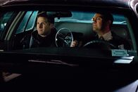 Brooklyn Nine-Nine – Jake Peralta (Andy Samberg, l.); Charles Boyle (Joe Lo Truglio, r.)