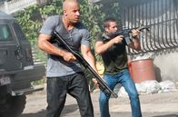 Fast & Furious Five – Der ehemalige FBI Beamte Brian O'Conner (Paul Walker, r.) und der professionelle Verbrecher Dominic Toretto (Vin Diesel, l.) kämpfen sich durch Rio De Janeiro ...