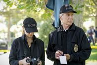 Navy CIS – Ellie Bishop (Emily Wickersham, l.); Leroy Jethro Gibbs (Mark Harmon, r.)