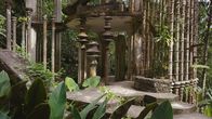 Lost Places – Ein magischer Garten von architektonischer Schönheit, verborgen im zentralmexikanischen Dschungel. Die Säulen und Treppen erinnern an eine verlassene Fantasiewelt.