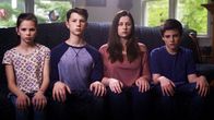 Tödliche Verwandtschaft – The Fuss children sitting on the couch.