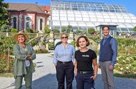 WaPo Bodensee – Mechthild Fehrenbach (Diana Körner, l.), Nele Fehrenbach (Floriane Daniel, 2.v.l.) und Julia Demmler (Wendy Güntensperger, 2.v.r.), freuen sich, Graf Bernadotte (Björn Graf Bernadotte af Wisborg, r.) persönlich kennen zu lernen.