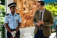Death in Paradise – Als DI Parker (Ralf Little, r.) Marlon (Tahj Miles, l.) von seinem Verdacht berichtet, staunt der nicht schlecht. Denn Parkers Recherchen führen ihn zu einer interessanten Annahme, die den ganzen Fall in einem neuen Licht erscheinen lässt.