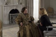 American Horror Story – Fiona (Jessica Lange, r.) hofft, von Madame Delphine LaLaurie (Kathy Bates, l.) das Mittel zum ewigen Leben zu bekommen ...