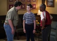 Young Sheldon – Billy (Wyatt McClure, l.); Sheldon Cooper (Iain Armitage, Mitte)