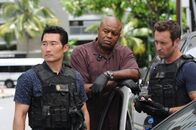 Hawaii Five-0 – Müssen den Tod an einem wohlhabenden Einsiedler aufklären: Steve (Alex O'Loughlin, r.), Chin (Daniel Dae Kim, l.) und Grover (Chi McBride, M.) ...
