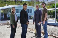 Navy CIS – v.l.n.r.) Ellie Bishop (Emily Wickersham); Nick Torres (Wilmer Valderrama); Leroy Jethro Gibbs (Mark Harmon); Peter Buck (Cliff Chamberlain)