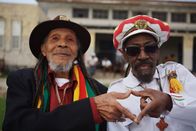 Marley – Neville "Bunny" Livingston (re.), drittes ständiges Mitglied der "Wailers" und Bob Marleys Musiker-Kollege03: Neville „Bunny“ Livingston (re.), drittes ständiges Mitglied der „Wailers“ und Bob Marleys Musiker-Kollege