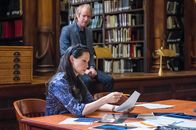 Elementary – Mycroft (Rhys Ifans, hinten) wird von seinem Bruder in einer Bibliothek versteckt, weil irgendjemand beim MI Six ihn ausschalten will. Sherlock und Watson (Lucy Liu, vorne) versuchen herauszufinden, wo die undichte Stelle beim britischen Geheimdienst ist ...