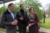 Der Alte – Auf der Grillparty der Wittmers, versucht Caspar Bergmann (Thomas Heinze, 2.v.l.) hinter die perfekte Fassade der Familie von Bernhardt Wittmer (Joachim Raaf, l.), Irene Wittmer (Katharina Meinecke, 2.v.r.) und Sebastian Wittmer (Nino Böhlau, r.) zu kommen.