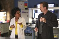 Navy CIS – Kasie Hines (Diona Reasonover, l.); Timothy McGee (Sean Murray, r.)