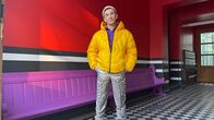 pur+ – Moderator Eric Mayer will wissen, wie sein Style wirkt. Gibt es Reaktionen? Und wie fühlt er sich selbst mit dem für ihn ungewöhnlichen Outfit? Welche Wirkung hat Kleidung auf uns selbst und auf andere? Das möchte Eric Mayer zusammen mit einer Modepsychologin und Jugendlichen herausfinden.