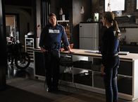 Castle – Beckett (Stana Katic, r.) befindet sich in großer Gefahr, denn sie steht auf einem versteckten Auslöser einer Bombe und wenn sie sich auch nur einen Schritt bewegt, fligt um sie herum alles in die Luft. Castle (Nathan Fillion, l.) versucht, sie mit gemeinsamen Erinnerungen von der Situation abzulenken.